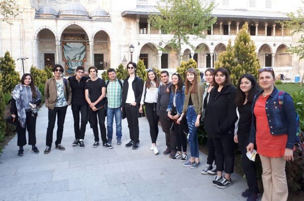 ​TİYATRO İNSANA SESLENİR