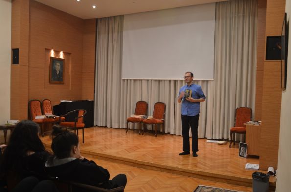 BİR ROMANI BİR OYUNA DÖNÜŞTÜRMEK… BİR BİLİM ADAMININ ROMANI- OGUZ ATAY