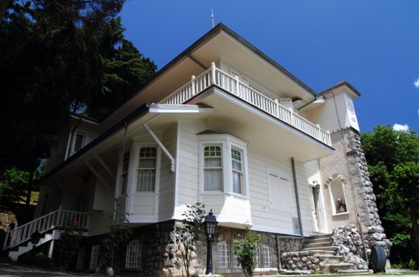 TEVFİK FİKRET’İN “AŞİYAN”INDA ZAMANIN İZLERİNE RASTLAMAK