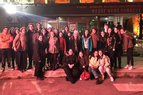 TİYATRO, GÖNÜLLER ARASINDA BAĞ KURAR.