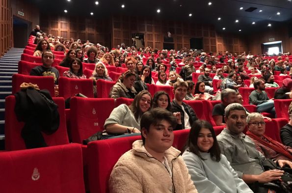 TİYATRO, AYDINLIK BİR GELECEKTİR.