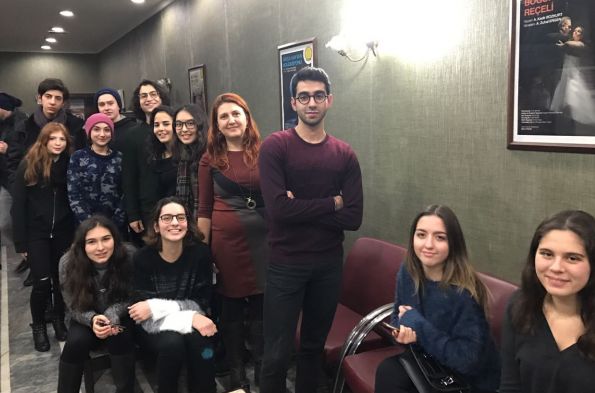 TİYATRO İNSANA SESLENİR