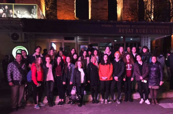 Tiyatrosu olan bir ülkede kötülükler, çirkinlikler, yanlışlıklar sürüp gitmez.