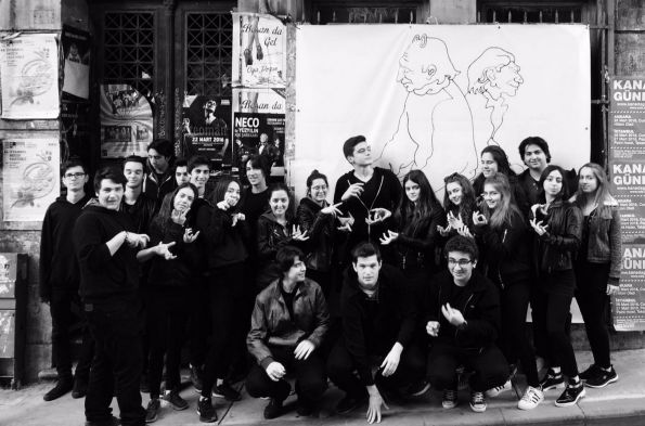 Mutluluğun resmini yapabilir misin Abidin ?