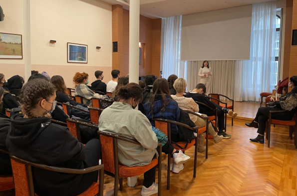 Meslekleri Tanıtma Kulübü -   Çocuk Kitapları Editörü Bade Baran