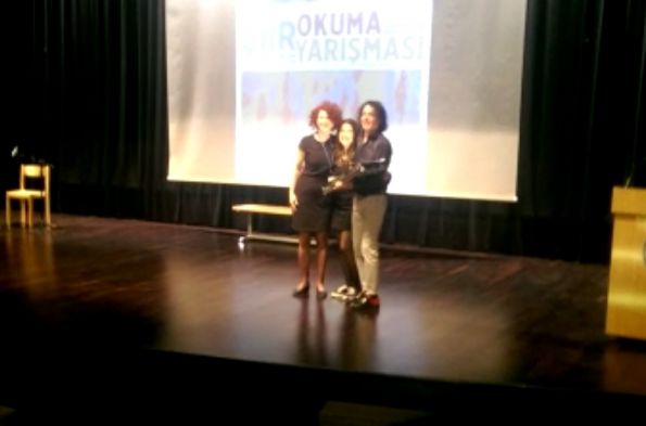 ÇİÇEKLİ BİR YOLDUR ŞİİR…